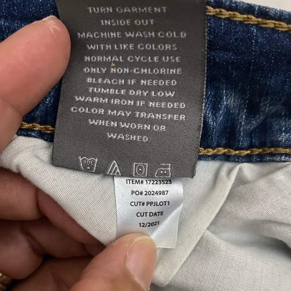 Torrid Denim Cut off Jean Shorts Star Design Stretch Medium Wash size 20- New - Picture 9 of 14